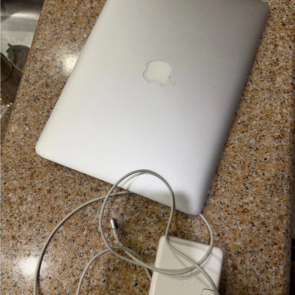 APPLE MACBOOK AIR A1466 13-EARLY-2015 i5-5250U@1.6GHz 8GB RAM 256GB NVMe macOS